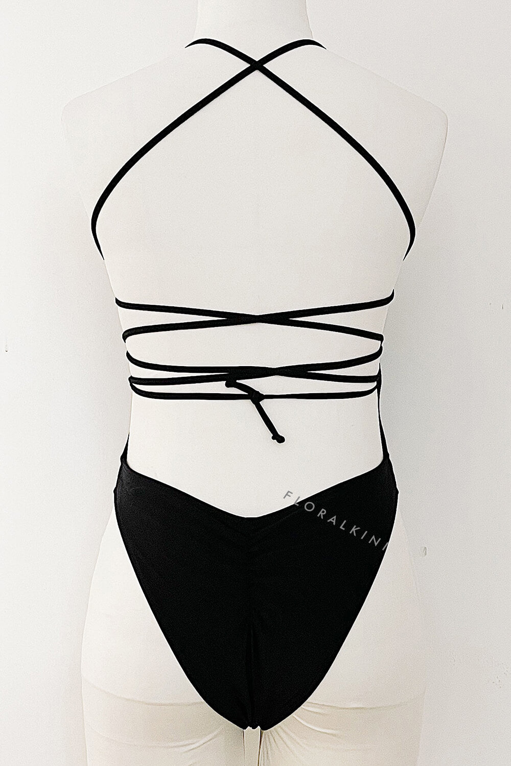 Bañador negro con tirantes, efecto push-up y fruncido en la parte trasera