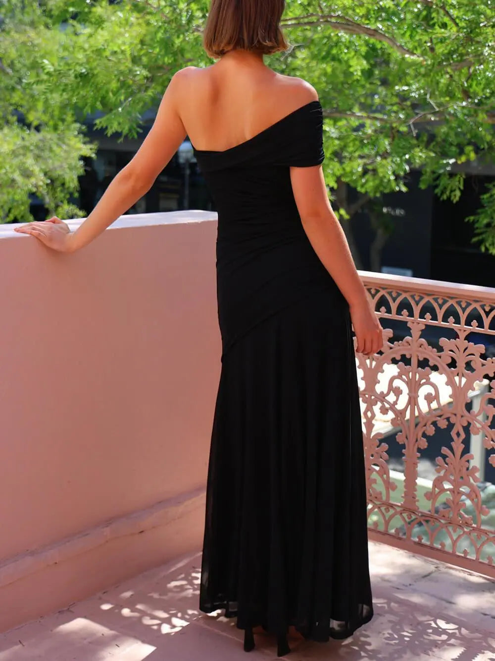 Vestido largo de lujo con un solo hombro y fruncidos