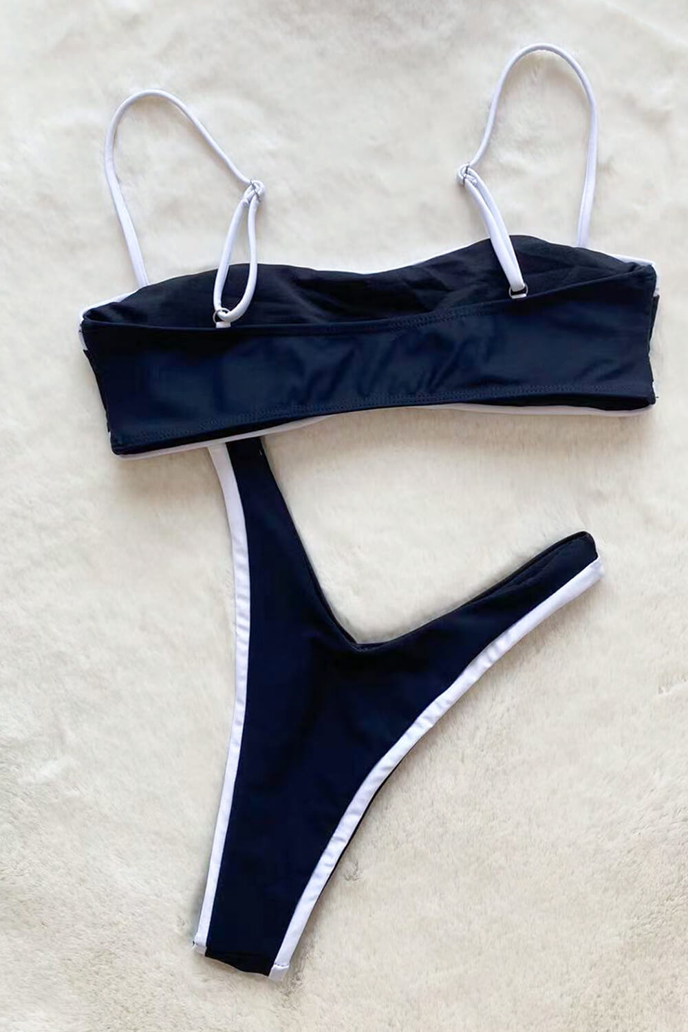 Conjunto de bikini de tirantes finos con corte en la entrepierna y ribetes en contraste - Blanco y negro
