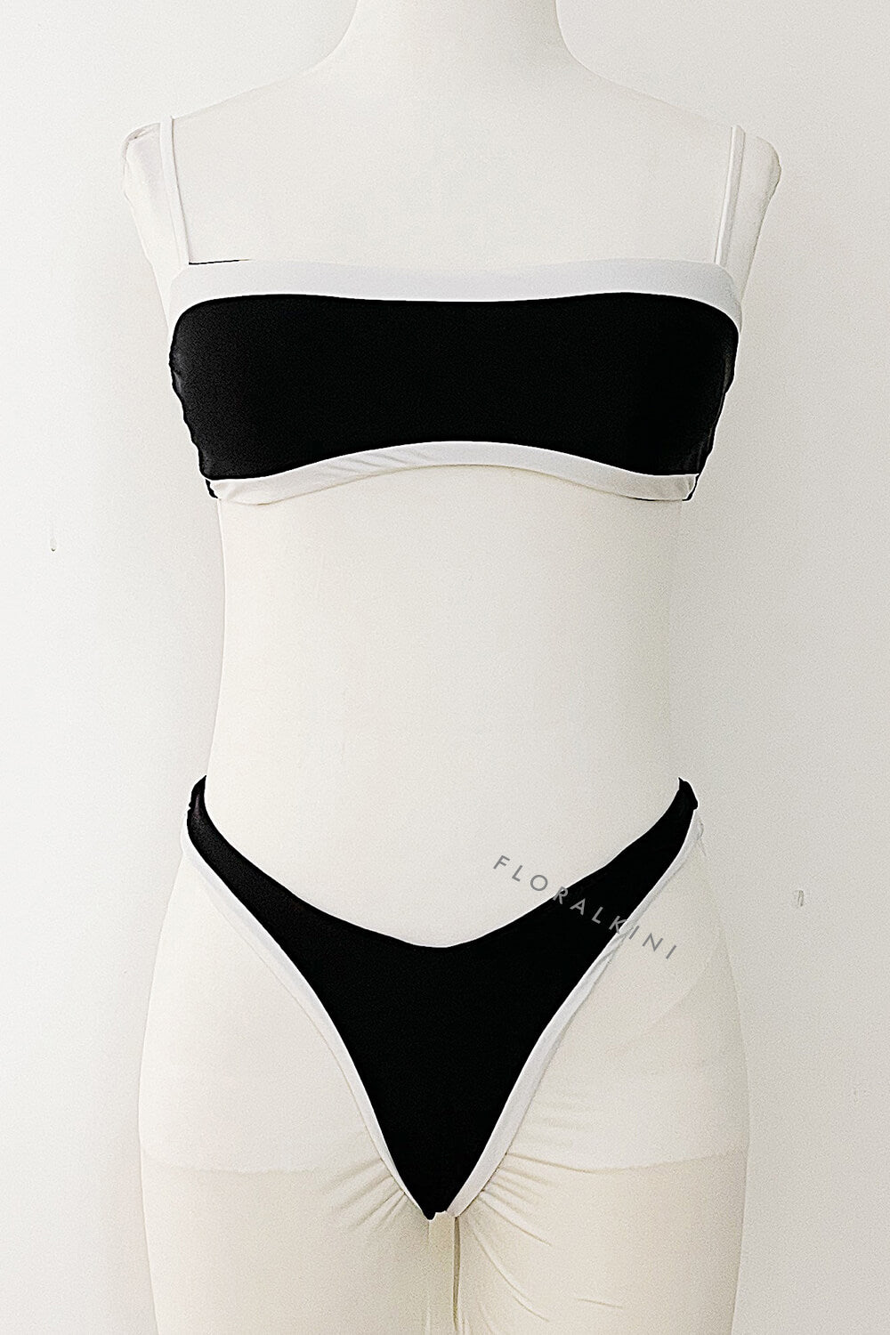 Conjunto de bikini de tirantes finos con corte en la entrepierna y ribetes en contraste - Blanco y negro