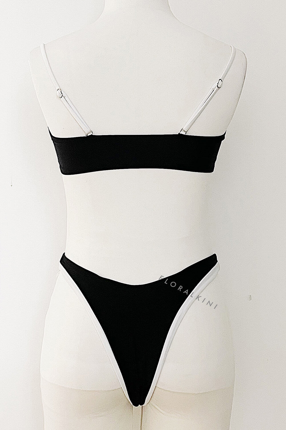 Conjunto de bikini de tirantes finos con corte en la entrepierna y ribetes en contraste - Blanco y negro