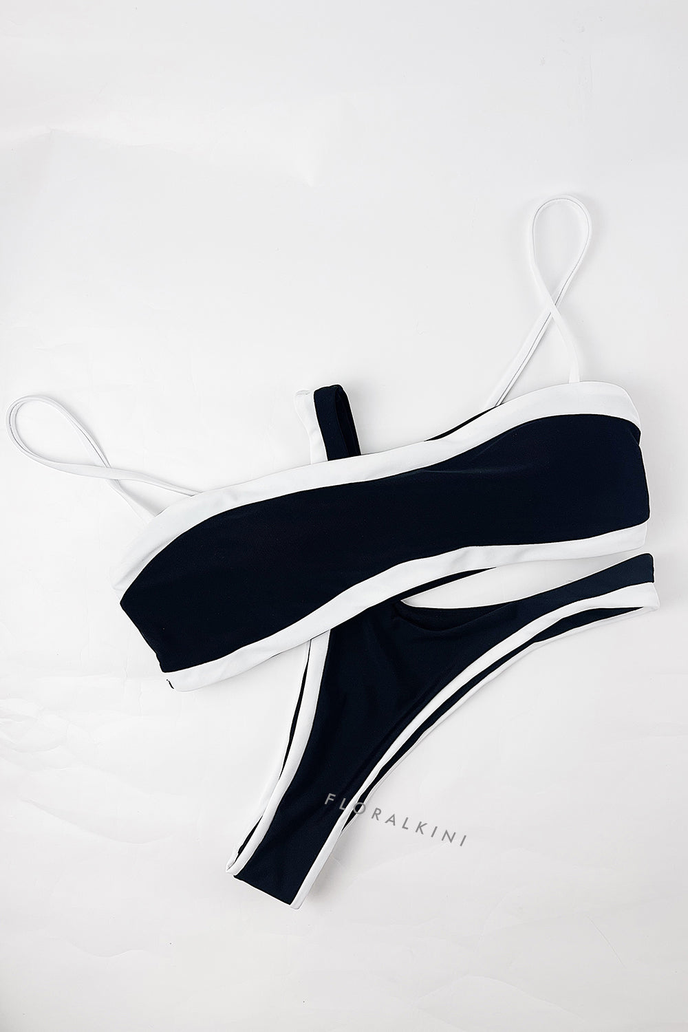Conjunto de bikini de tirantes finos con corte en la entrepierna y ribetes en contraste - Blanco y negro