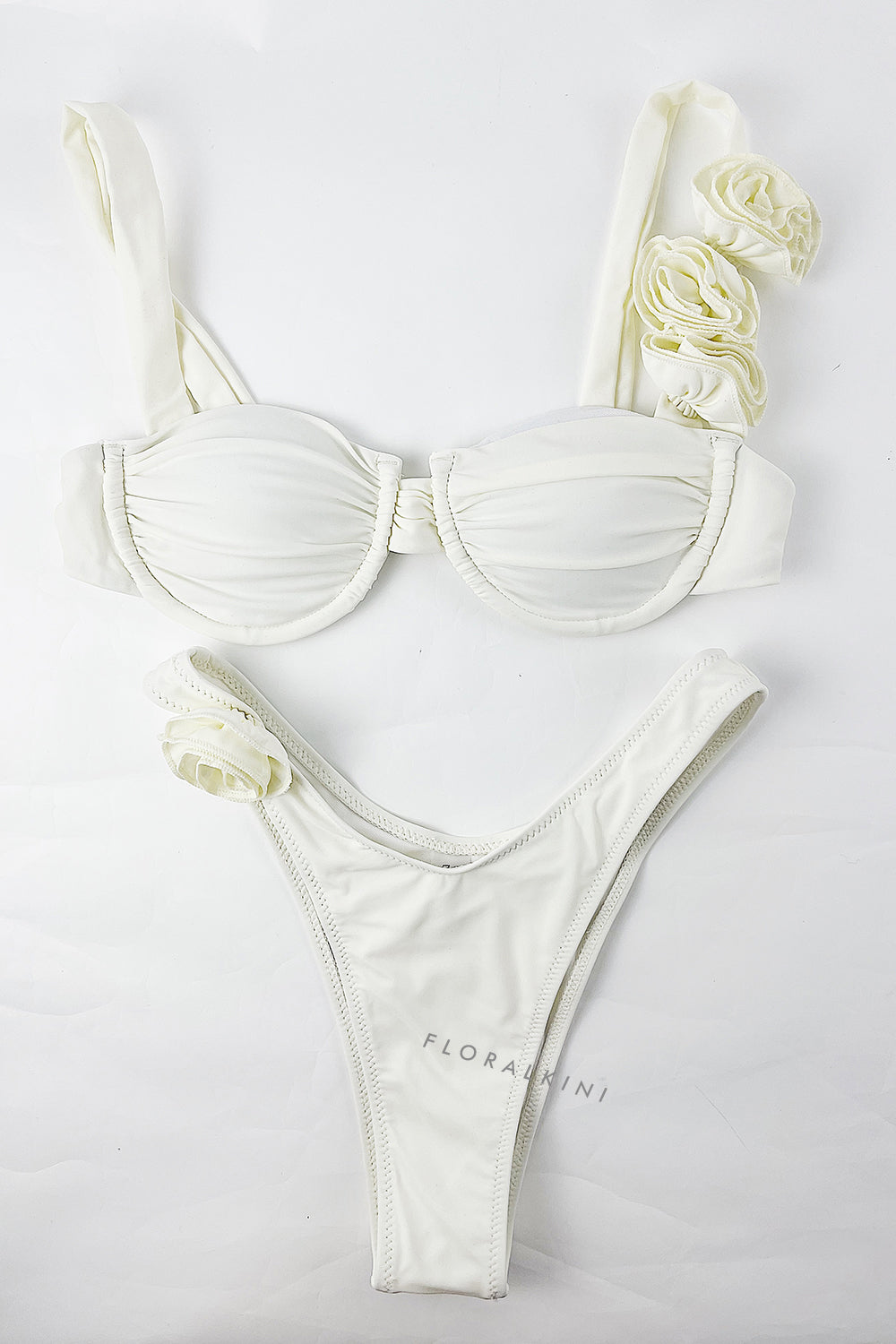 Conjunto de bikini de corte alto con aros y tirantes en forma de roseta