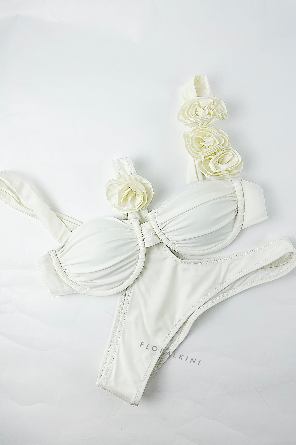Conjunto de bikini de corte alto con aros y tirantes en forma de roseta