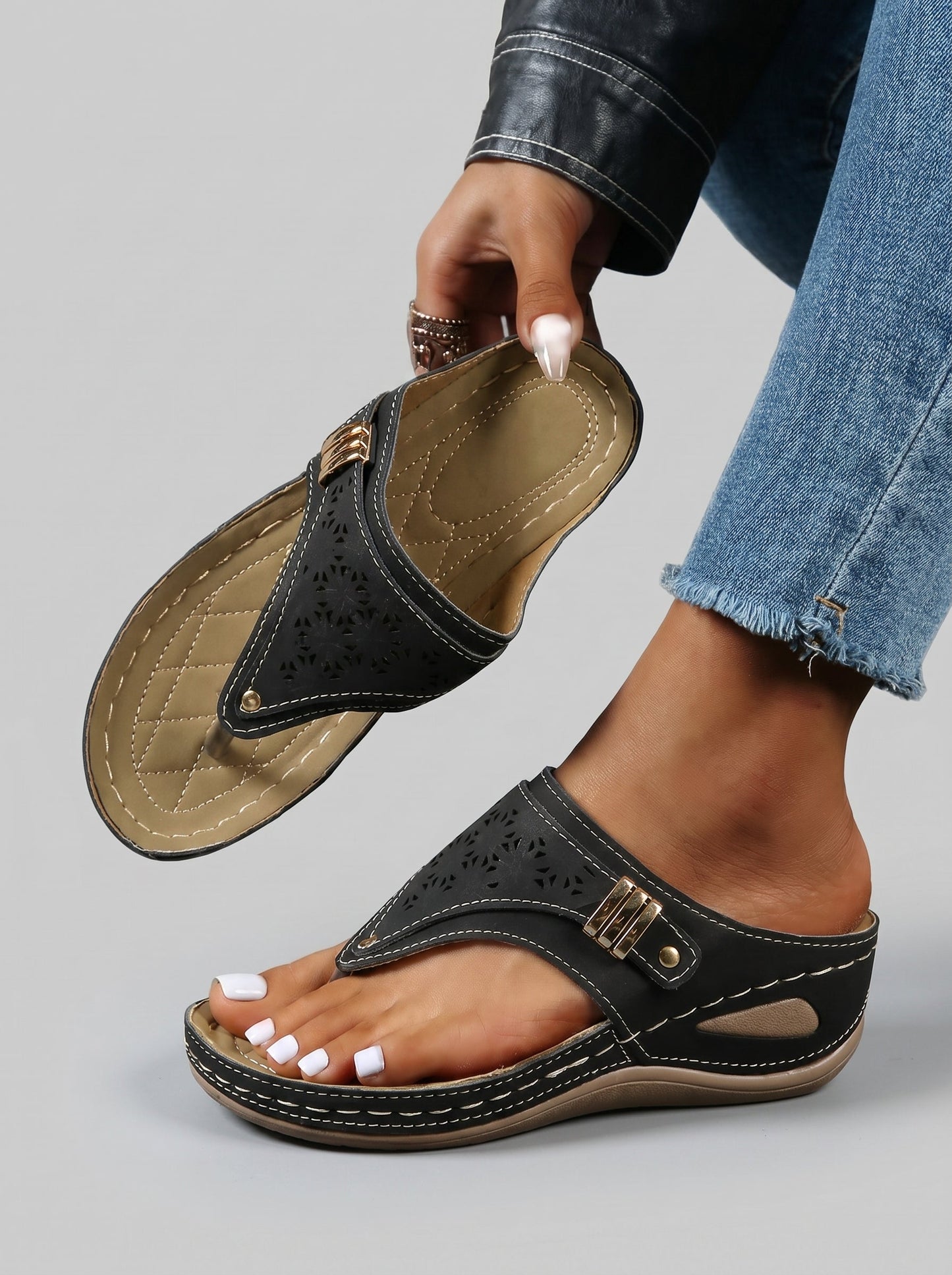SANDALIAS DE DEDO CALADAS