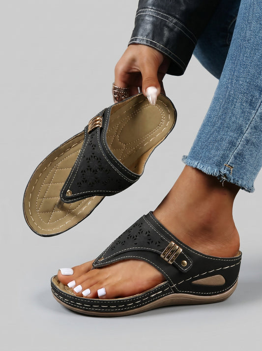 SANDALIAS DE DEDO CALADAS