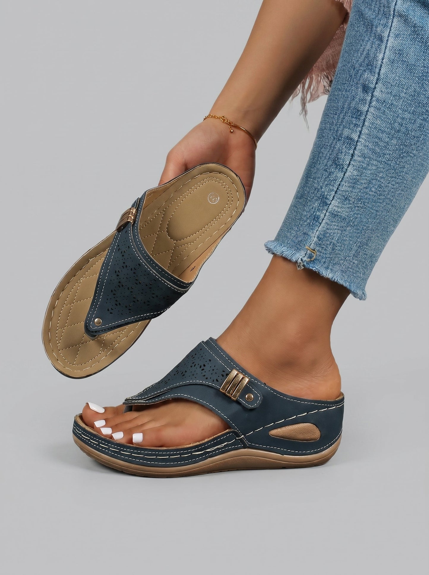 SANDALIAS DE DEDO CALADAS