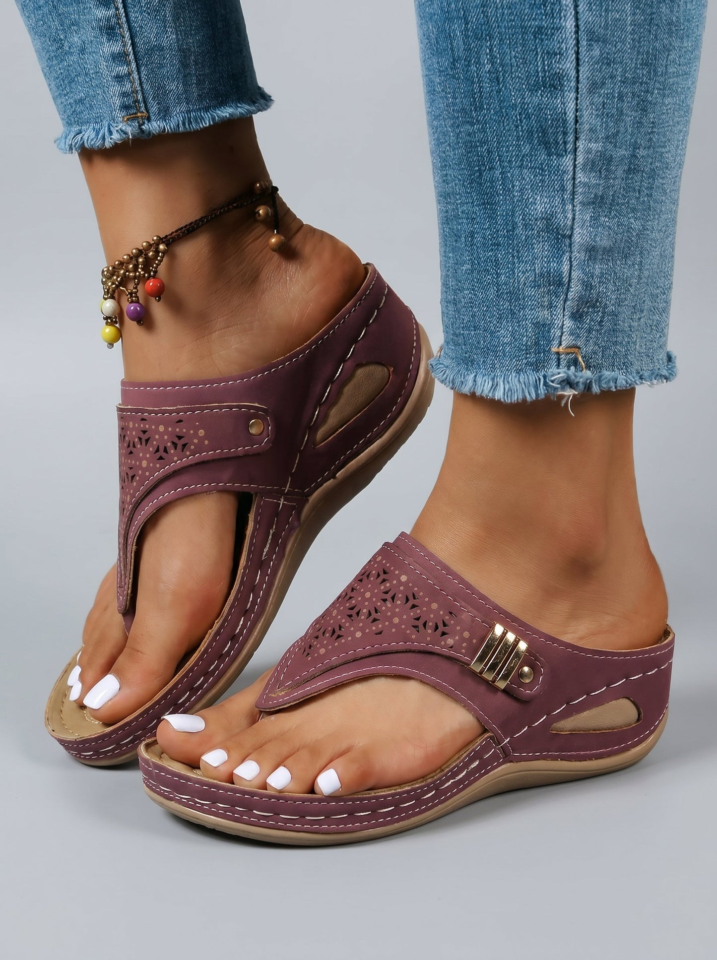 SANDALIAS DE DEDO CALADAS