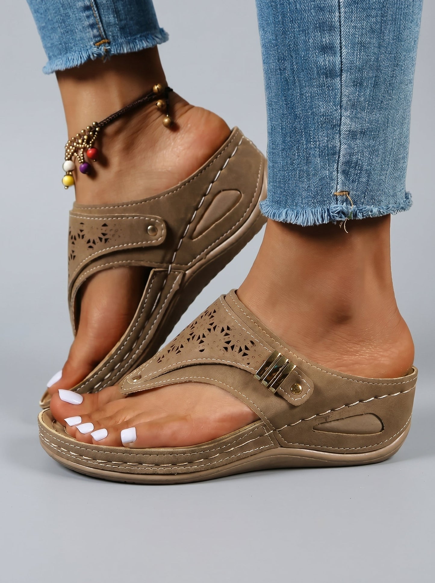 SANDALIAS DE DEDO CALADAS