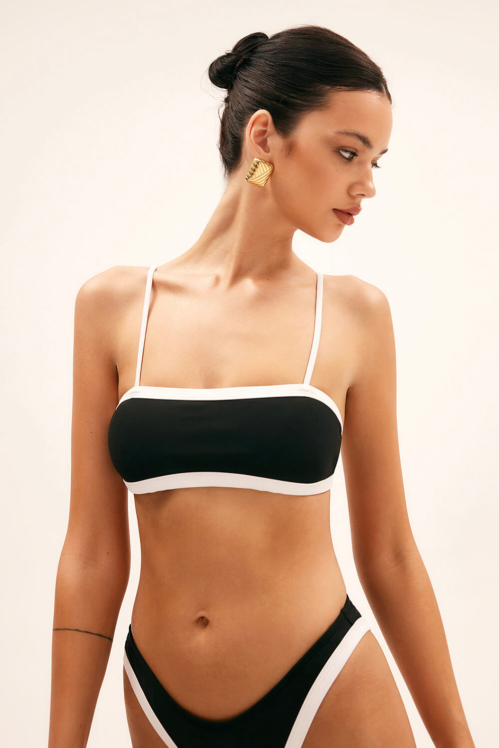 Conjunto de bikini de tirantes finos con corte en la entrepierna y ribetes en contraste - Blanco y negro