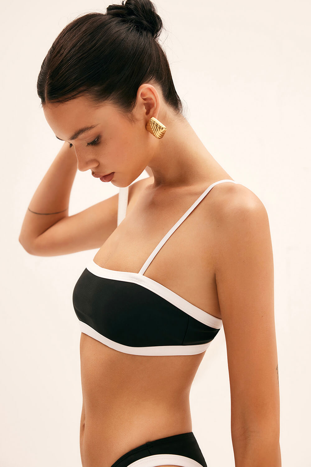 Conjunto de bikini de tirantes finos con corte en la entrepierna y ribetes en contraste - Blanco y negro