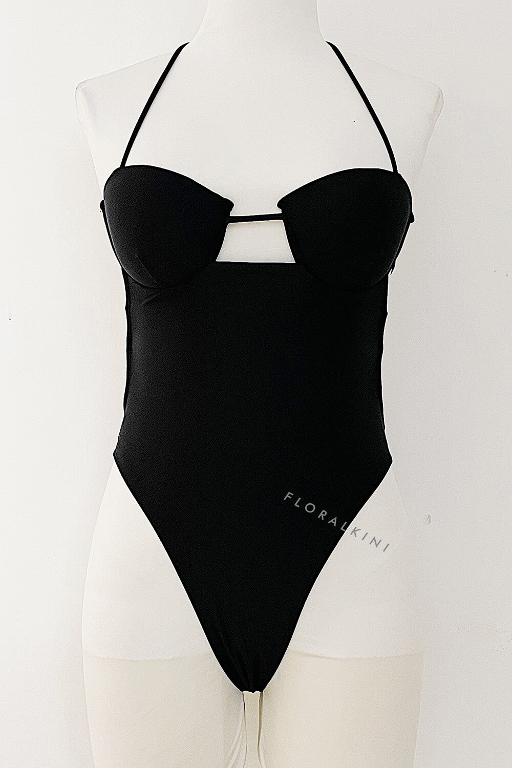 Bañador negro con tirantes, efecto push-up y fruncido en la parte trasera