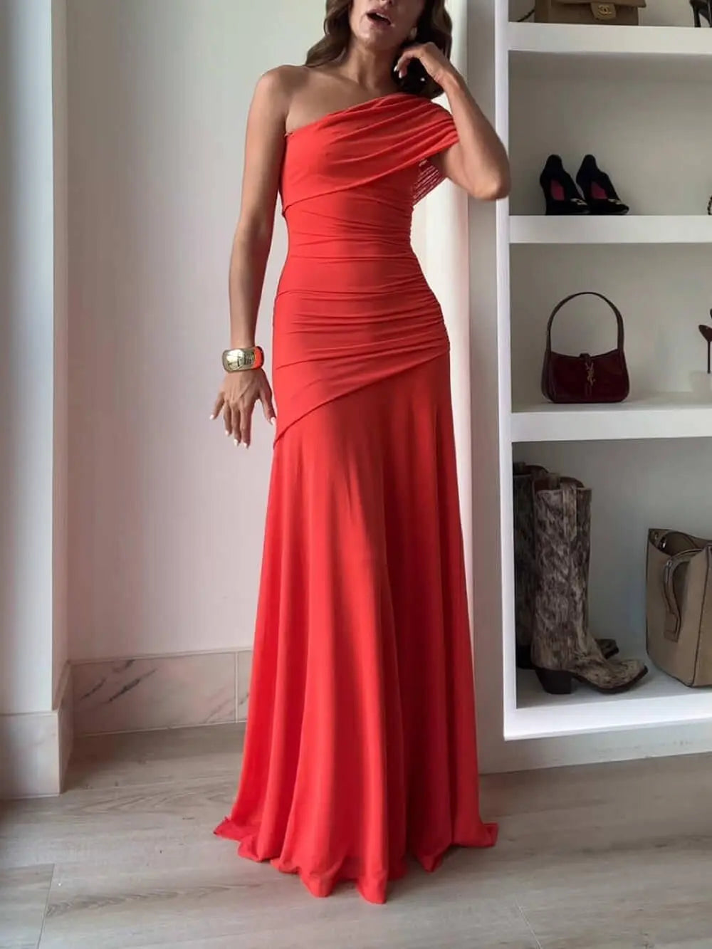 Vestido largo de lujo con un solo hombro y fruncidos