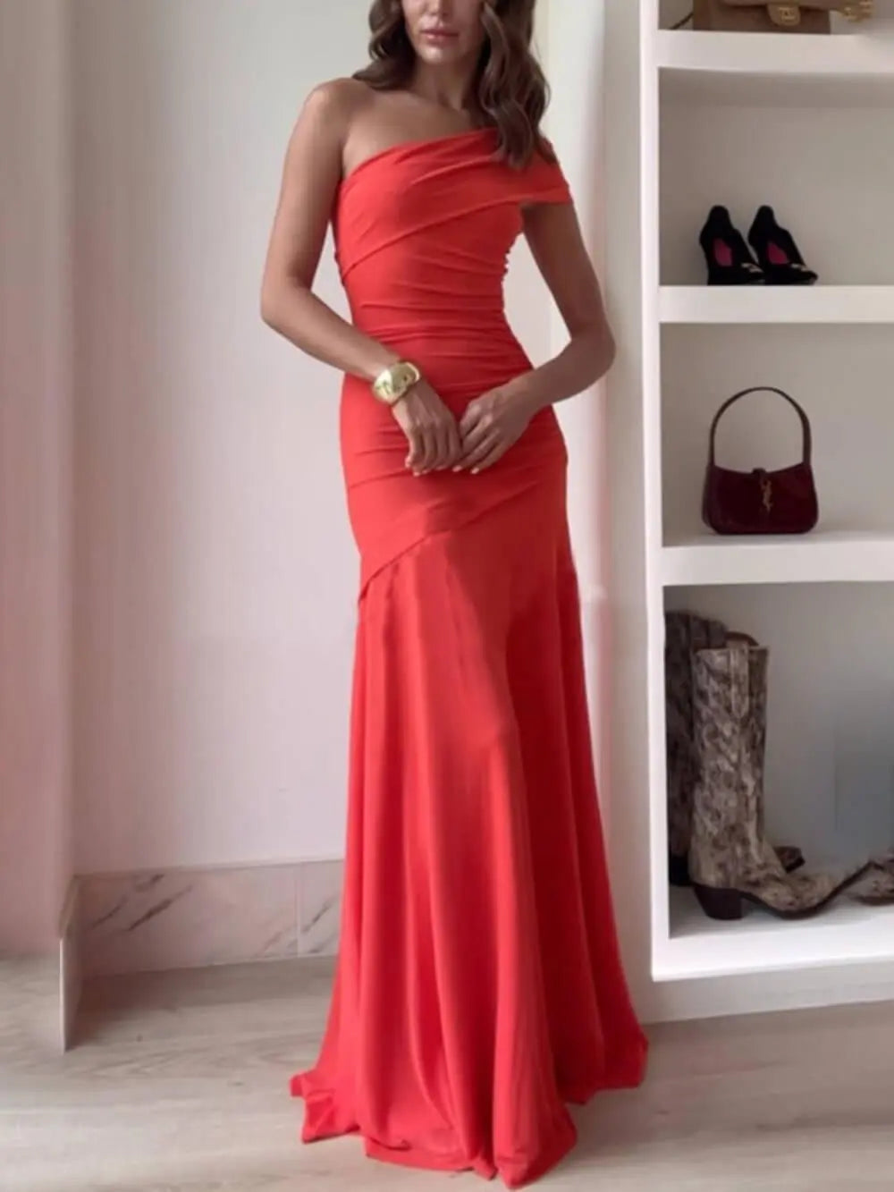 Vestido largo de lujo con un solo hombro y fruncidos