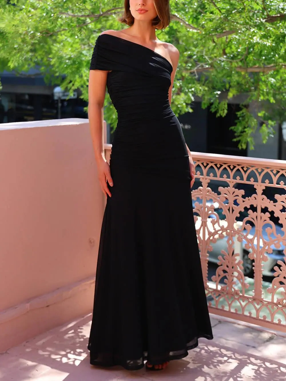 Vestido largo de lujo con un solo hombro y fruncidos